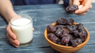 Benefits of eating dates soaked with milk