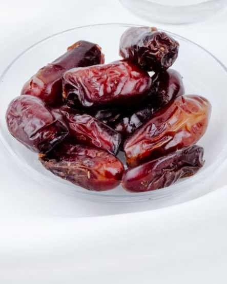 Benefits of eating dates soaked with milk