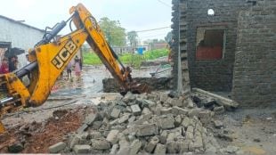 KDMC demolishes illegal chawls in Manivali village blocking main road in Titwala
