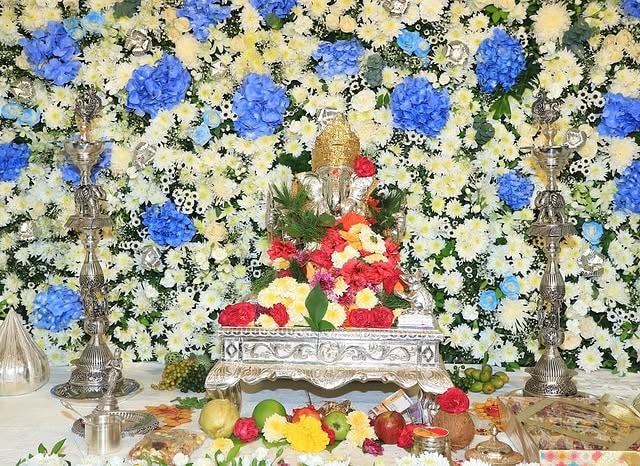 Uddhav Thackeray first visit raj thackray shivtirth for Ganpati darshan ganesh Chaturthi 2025