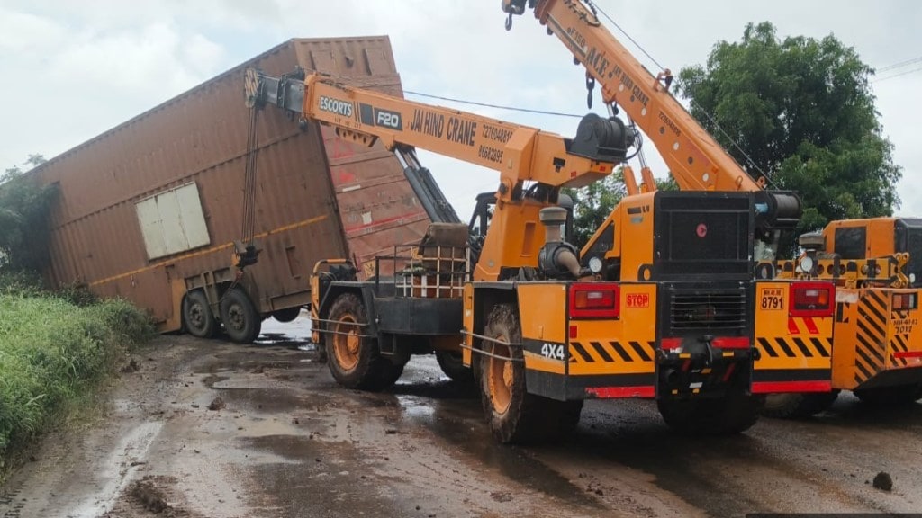 indore pune highway blocked at manmad due to container accident