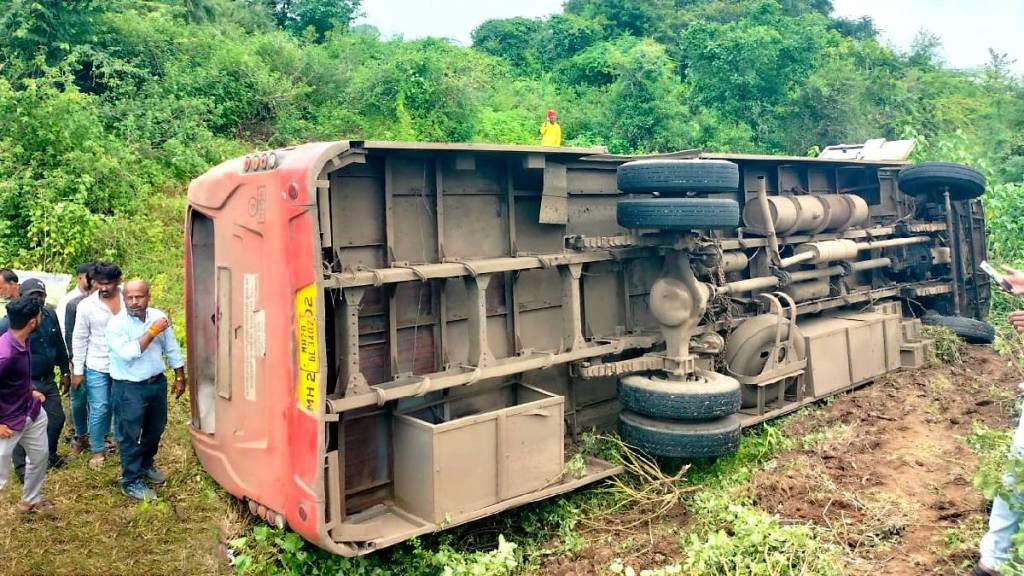 Speeding bus accident in Jalgaon