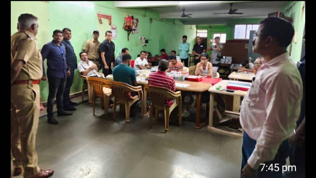 कणकवली येथील मटका अड्ड्यावर पालकमंत्री नितेश राणे यांनी छापा टाकल्याने मोठी खळबळ उडाली (छायाचित्र - लोकसत्ता टीम)