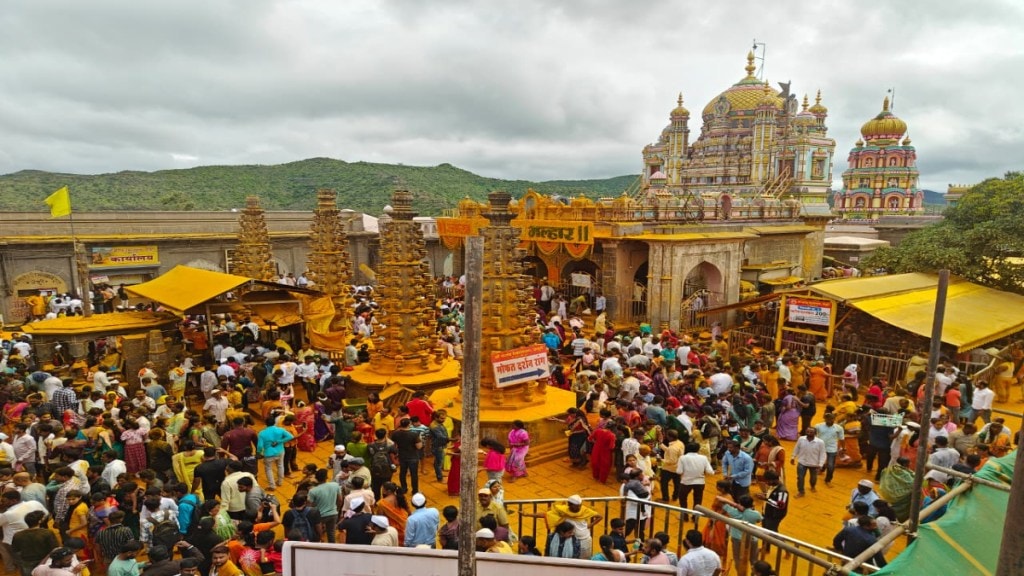 heavy crowd of devotees in jejuri during holiday weekend
