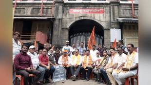 Protest against administrators on bad roads in Kolhapur news