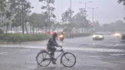 Mumbai heavy rain hits life