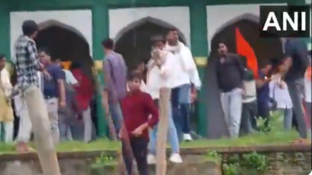 Mob Vandalises Tomb in UP : कबर की मंदिर? युपीतील फतेहपूरमध्ये जमावाकडून वास्तुच्या तोडफोडीमुळे प्रचंड तणाव; पोलिस बंदोबस्त तैनात