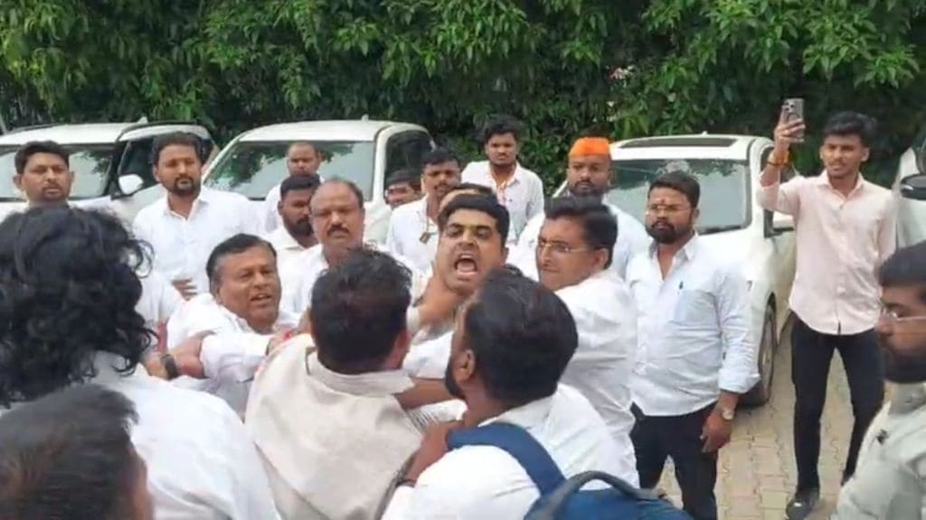 Maharashtra News Updates : शिवसेनेच्या नाशिक येथील बैठकीत राडा! दोन गटांमध्ये तुफान हाणामारी
