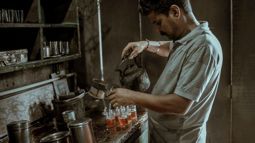 चहा बनवताना पहिल्यांदा दूध घालू नका. दुधात असलेले प्रोटिन चहामध्ये असलेल्या अँटी-ऑक्सिडंट्सना बांधून ठेवतात आणि ते शरीरात शोषले जाण्याचा वेग काहीसा कमी होऊ शकतो. म्हणून पहिल्यांदा चहाची पावडर पाण्यात उकळा आणि नंतर त्यामधे दूध घाला. (फोटो- pixabay)