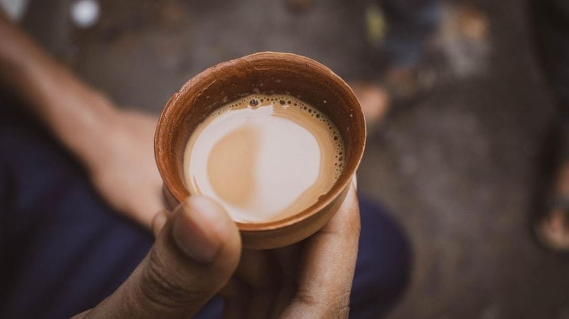 आपल्यापैकी बरेच जण दिवसात किमान कपभर तरी नक्कीच चहा घेत असतील, तर काही जण त्यापेक्षा जास्त चहा घेत असतील. पण दूध घातलेल्या चहाचे सेवन मर्यादीत केले पाहिजे कारण जास्त झाल्यास याचे तुमच्या आरोग्यावर वाईट परिणाम होऊ शकतात. हायड्रेशन खराब होणे ते हार्मोन्सवर वाईट प्रभाव पडणे असे अनेक तोटे होऊ शकतात. (फोटो- pixabay)