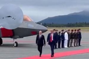 Video of B-2 stealth bomber thundered across skies over Putin’s head in Alaska
