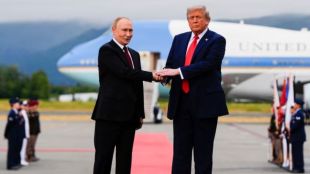 Trump-Putin meeting in alaska Body language expert dissects handshake said look like two old friends