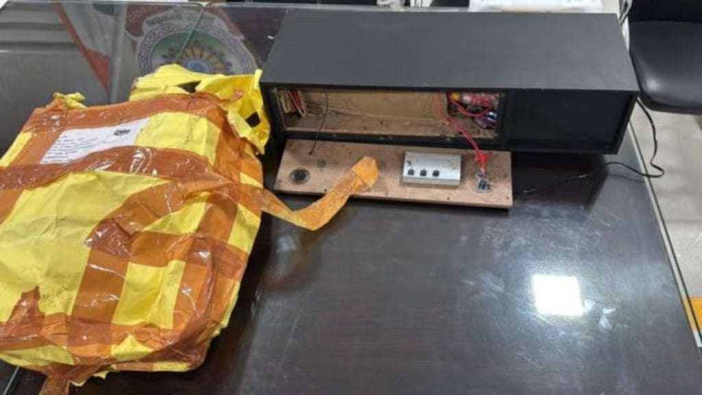 एका व्यक्तीने एकतर्फी प्रेमातून महिलेच्या पतीची हत्या करण्यासाठी चक्क दोन किलो स्फोटके असलेला बॉम्ब पाठवल्याची घटना घडली आहे. (Express Photo)