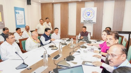 मुख्यमंत्री देवेंद्र फडणवीस यांच्या अध्यक्षतेखाली मंत्रालय नियंत्रण कक्षात महाराष्ट्रातील अतिवृष्टीसंदर्भात सविस्तर बैठक (फोटो - X/@CMOMaharashtra)