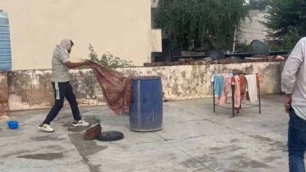 राजस्थान येते पत्नी आणि तिच्या प्रियकराने पतीची हत्या करून मृतदेह ड्रममध्ये भरल्याची घटना उघडकीस आली होती. (फोटो -एक्स/@Anwarali_0A)
