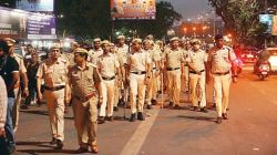 घरात एकटी असल्याचं सांगून पत्नीने पोलिसांना दरवाज्यातच रोखलं, सरकारी कर्मचारी पतीने जाळल्या ५०० च्या नोटा; धक्कादायक प्रकार उघडकीस