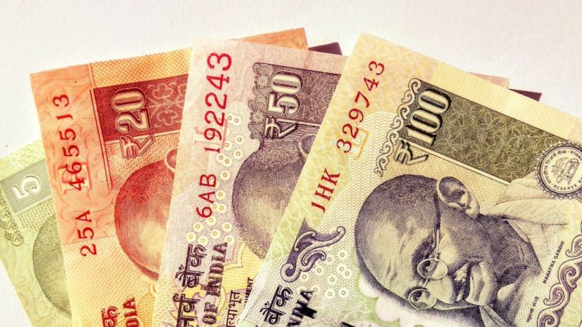 गोल्ड लोनचे तोटे काय आहेत?जर तुम्ही गोल्ड लोन वेळेत फेडले नाही तर बँक तुमचे सोने विकू शकते, तसे अधिकार त्यांना असतात. याबरोबर कर्जाच्या रक्कम सोन्याची किंमतीच्या ८० टक्केच मिळते. म्हणजे ही रक्कम तुम्हाला अपुरी पडू शकते. (फोटो- pexels)