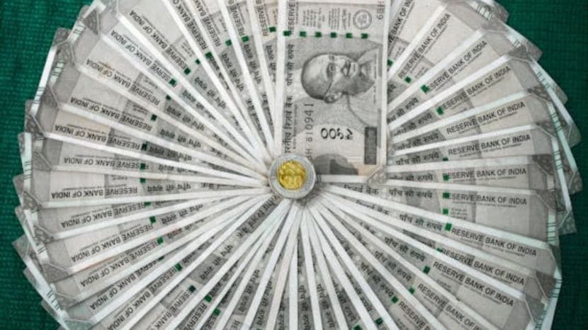 गोल्ड लोन नेमकं काय असतं?गोल्ड लोनमध्ये तुम्हाला सोने तारण ठेवून बँक किंवा फायनाशियल इंस्टिट्यूटकडून पैसे मिळतात. साधारणपणे ७० ते ८० टक्के सोन्याच्या मूल्यावर हे दिले जाते. हे कर्ज पूर्णपणे फेडले की तुमचे सोने तुम्हाला परत केल जाते. (फोटो- pexels)