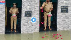 Viral Video : पुराचं पाणी घरात शिरलं, पोलीस अधिकाऱ्याने फुलं अन् दूध अर्पण करत केली पूजा; Video होतोय व्हायरल