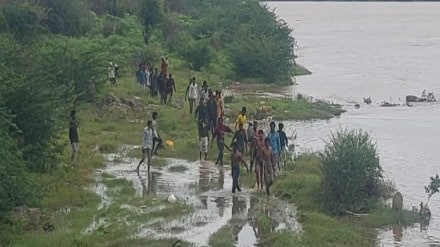 malegaon man tries to end life with daughter locals save both