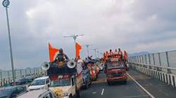 अटल सेतूवरही वाहतूक कोंडी…मराठा आंदोलक अटल सेतूवरून आझाद मैदानावर