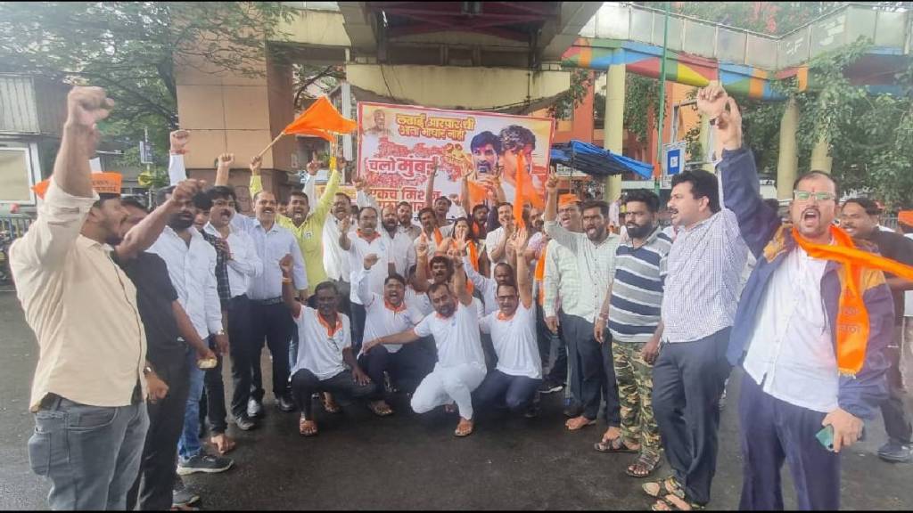 Maratha protesters are provided with food and vada pav at the Mumbai-Thane border