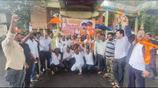 Maratha protesters are provided with food and vada pav at the Mumbai-Thane border