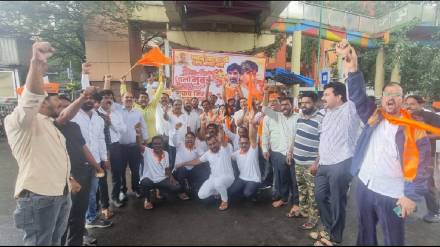 Maratha protesters are provided with food and vada pav at the Mumbai-Thane border Maratha protesters are provided with food and vada pav at the Mumbai-Thane border