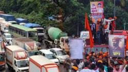 पूर्वमुक्त महामार्गावरील वाहतूक ठप्प, गाड्यांची लांबच लांब रांग