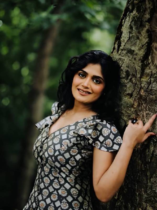 marathi actress Isha keskar in printed lehenga