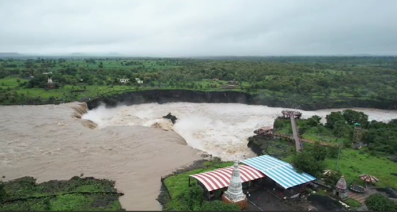 marathwada life disrupted due to heavy rain 293 persons stuck in river