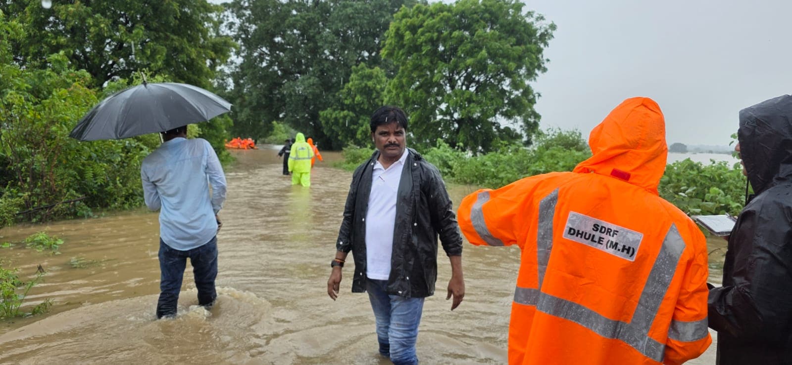 marathwada life disrupted due to heavy rain 293 persons stuck in river