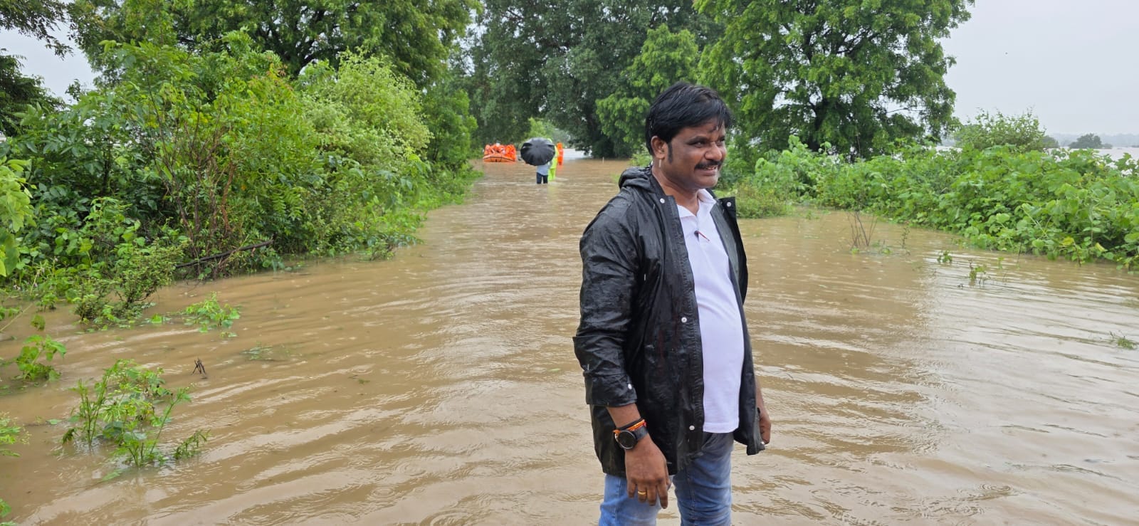 marathwada life disrupted due to heavy rain 293 persons stuck in river