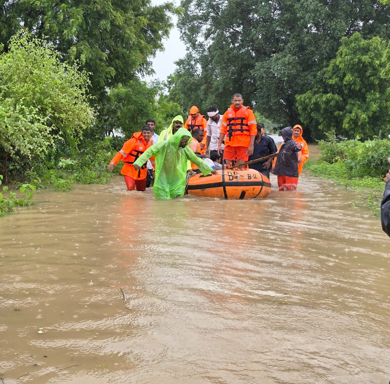 marathwada life disrupted due to heavy rain 293 persons stuck in river