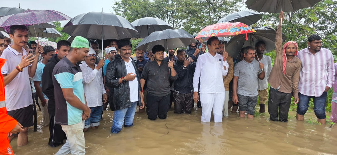 marathwada life disrupted due to heavy rain 293 persons stuck in river