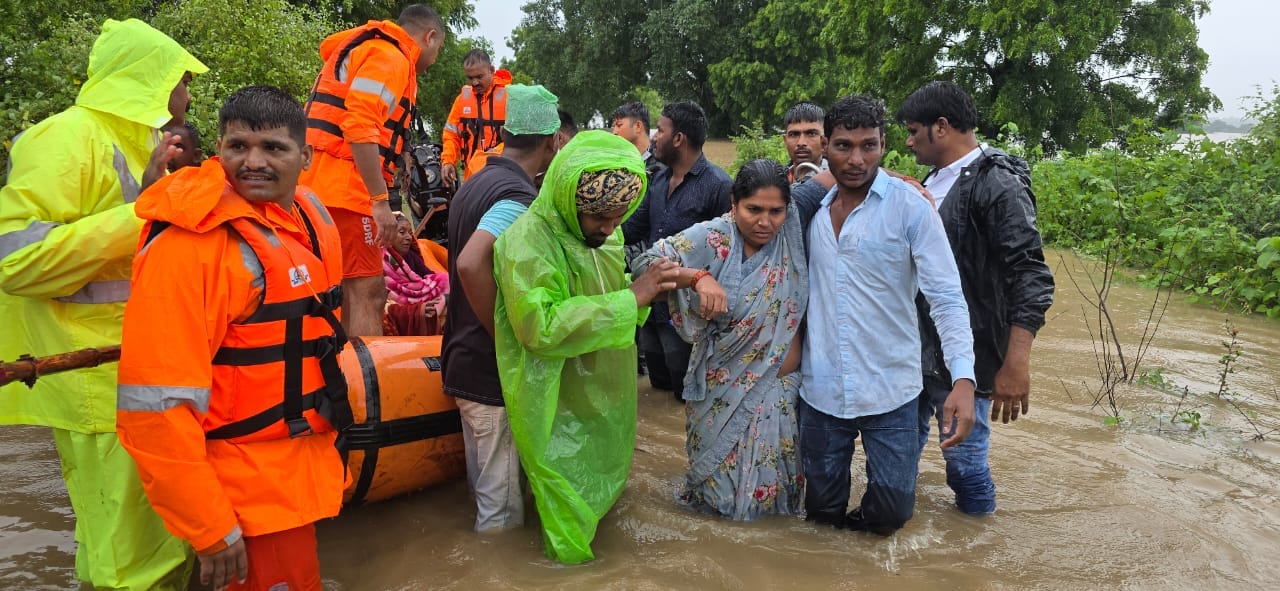 marathwada life disrupted due to heavy rain 293 persons stuck in river