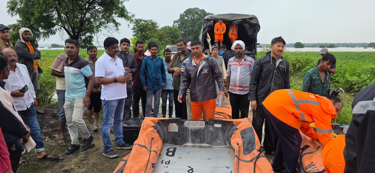 marathwada life disrupted due to heavy rain 293 persons stuck in river