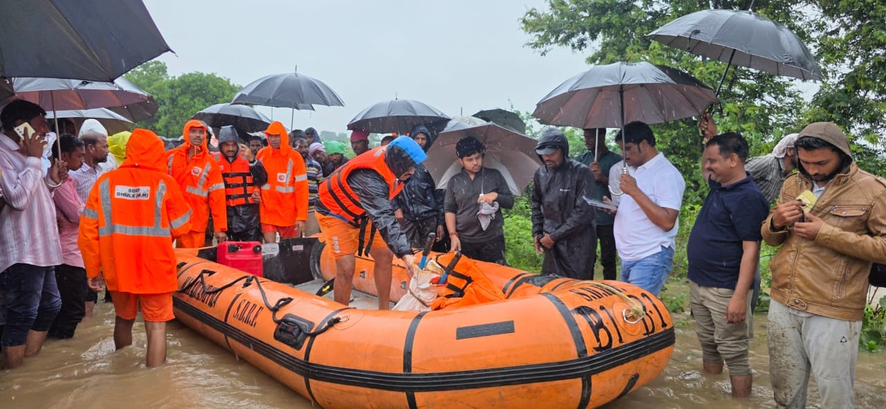 marathwada life disrupted due to heavy rain 293 persons stuck in river