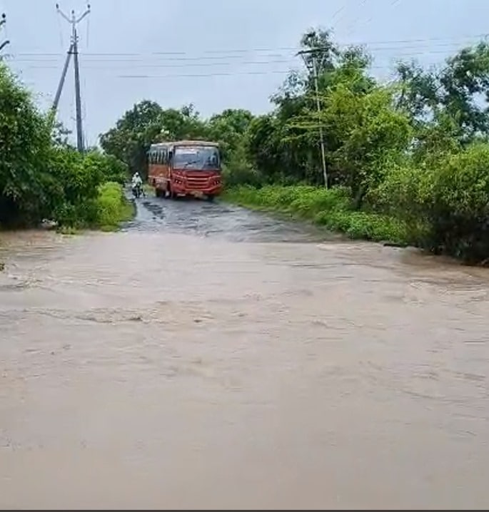 marathwada life disrupted due to heavy rain 293 persons stuck in river