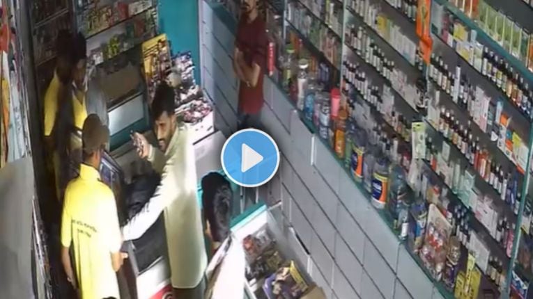 VIDEO : भाईंदरमध्ये प्लास्टिकचा दंड भरला नाही म्हणून महापालिका प्रशासनाने औषध दुकानदाराचा फ्रिज केला जप्त!