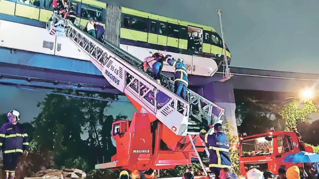 Overloaded Monorail halted in Wadala