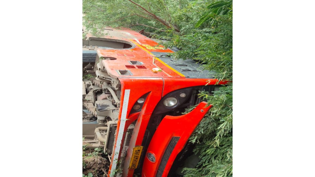 msrtc st bus accident Malegaon driver lost control