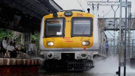 heavy rain halt Wadala Panvel train due to waterlogged tracks between Wadala and Kurla