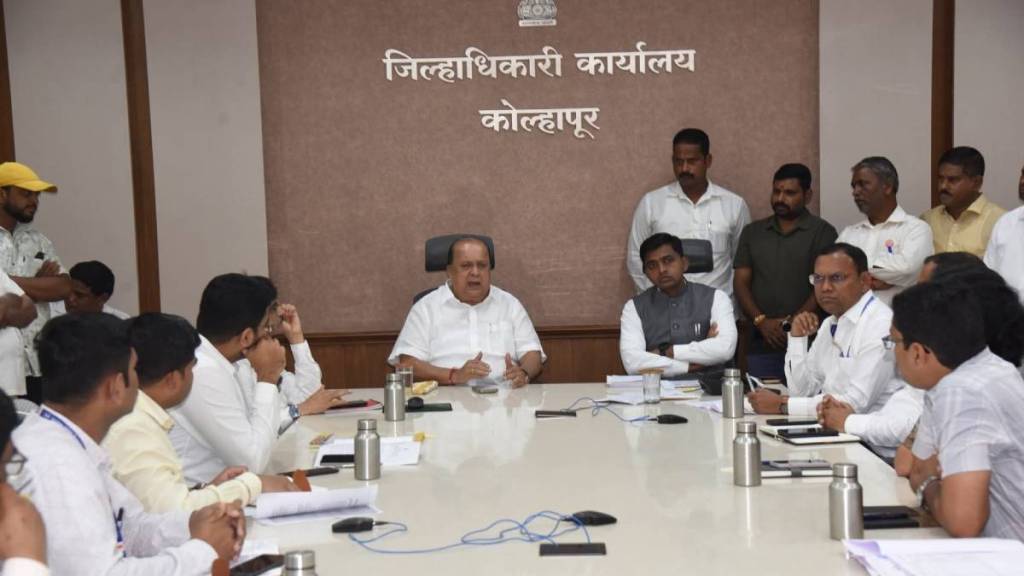 कागल तालुक्यातील विविध प्रलंबित प्रश्नांबाबत मंत्री हसन मुश्रीफ यांच्या अध्यक्षतेखाली जिल्हाधिकारी कार्यालयात बैठक घेण्यात आली.