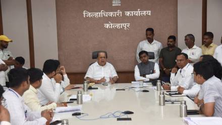 कागल तालुक्यातील विविध प्रलंबित प्रश्नांबाबत मंत्री हसन मुश्रीफ यांच्या अध्यक्षतेखाली जिल्हाधिकारी कार्यालयात बैठक घेण्यात आली.