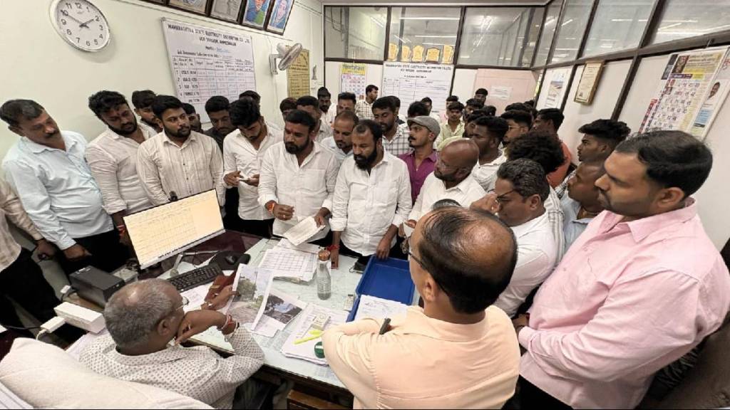 Protest against 'Mahavitaran' over electricity issue in Kedgaon