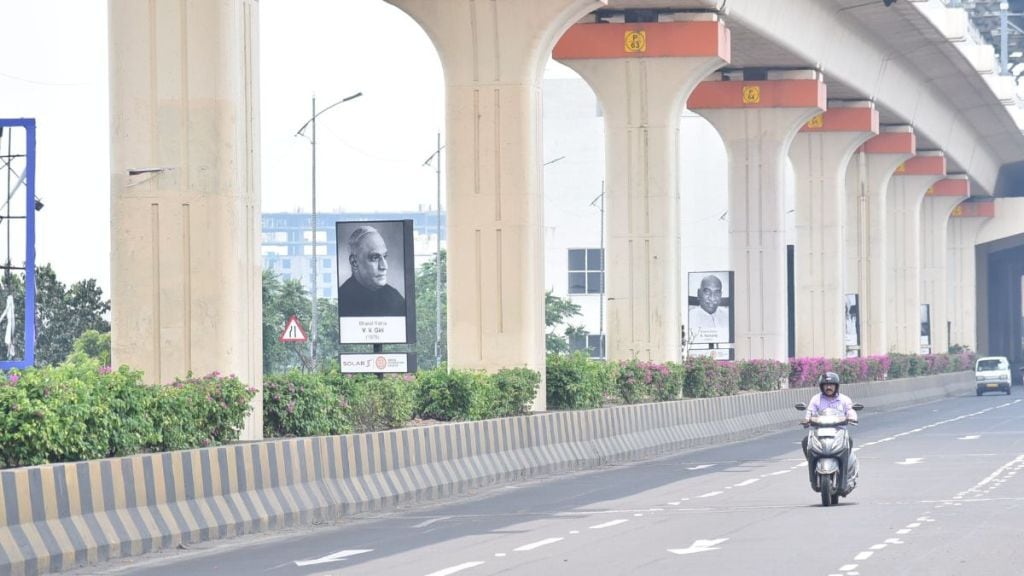 obc protest warning for missing kapoori thakur photo on Nagpur flyover bharat ratna panels