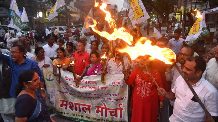 स्मार्ट प्रीपेड मीटरबाबत मोठी बातमी… मुख्यमंत्र्यांच्या गृह शहरात मीटरविरोधकांनी पेटवल्या मशाली..