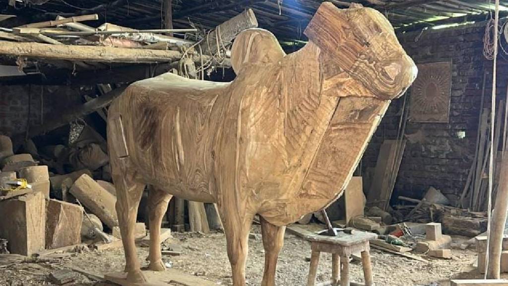 wooden Nandi 7 feet high and 8 feet wide is located at Sindhi Railway in Wardha district