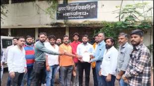 Activists of cow vigilantes and Hindutva organizations protested in front of the Upper District Collector's Office in protest against Khot